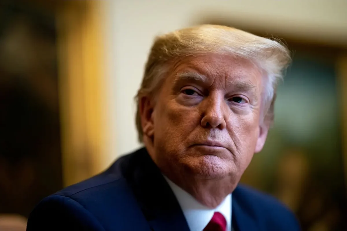 Polémica por etiqueta de traje visible de Trump en mitin